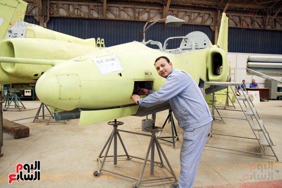 أحد العاملين على ماكينات مصنع الطائرات الحديثة