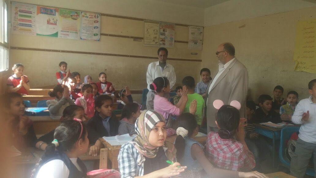  حمدى الغندور يستمع لشرح الطلاب