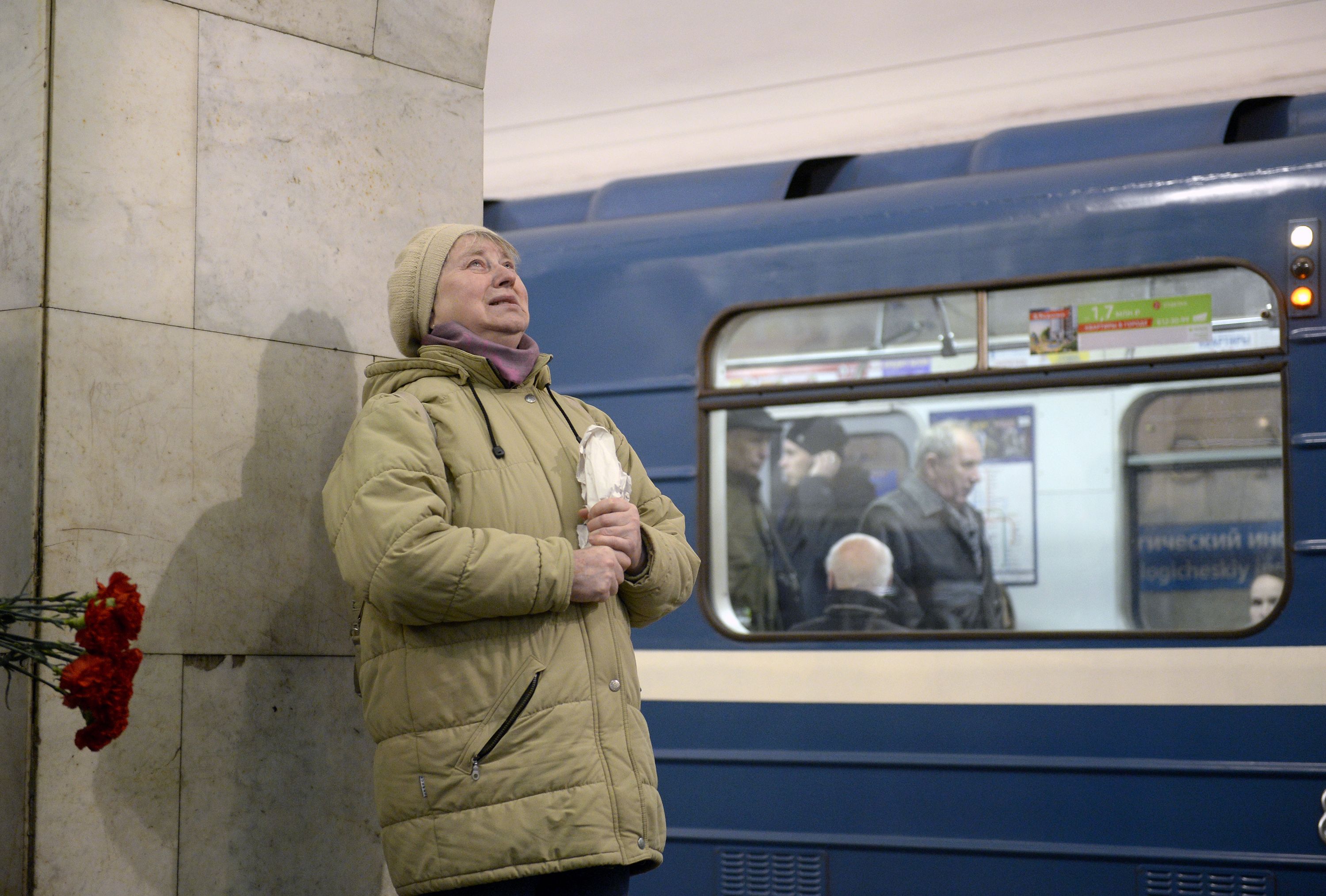 أسر ضحايا مترو سان بطرسبرج ينهمرون فى البكاء على ذويهم