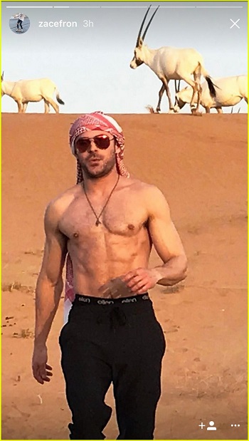 زاك إيفرون فى صحراء دبى (3)