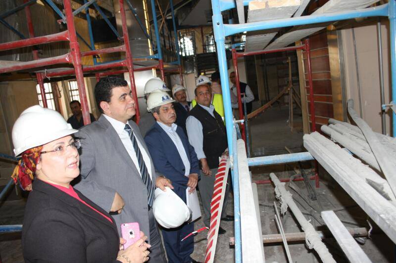 الدكتور أحمد الشوكى وعايدة عبد الغنى  خلال تفقد مشروع تطوير مبنى باب الخلق