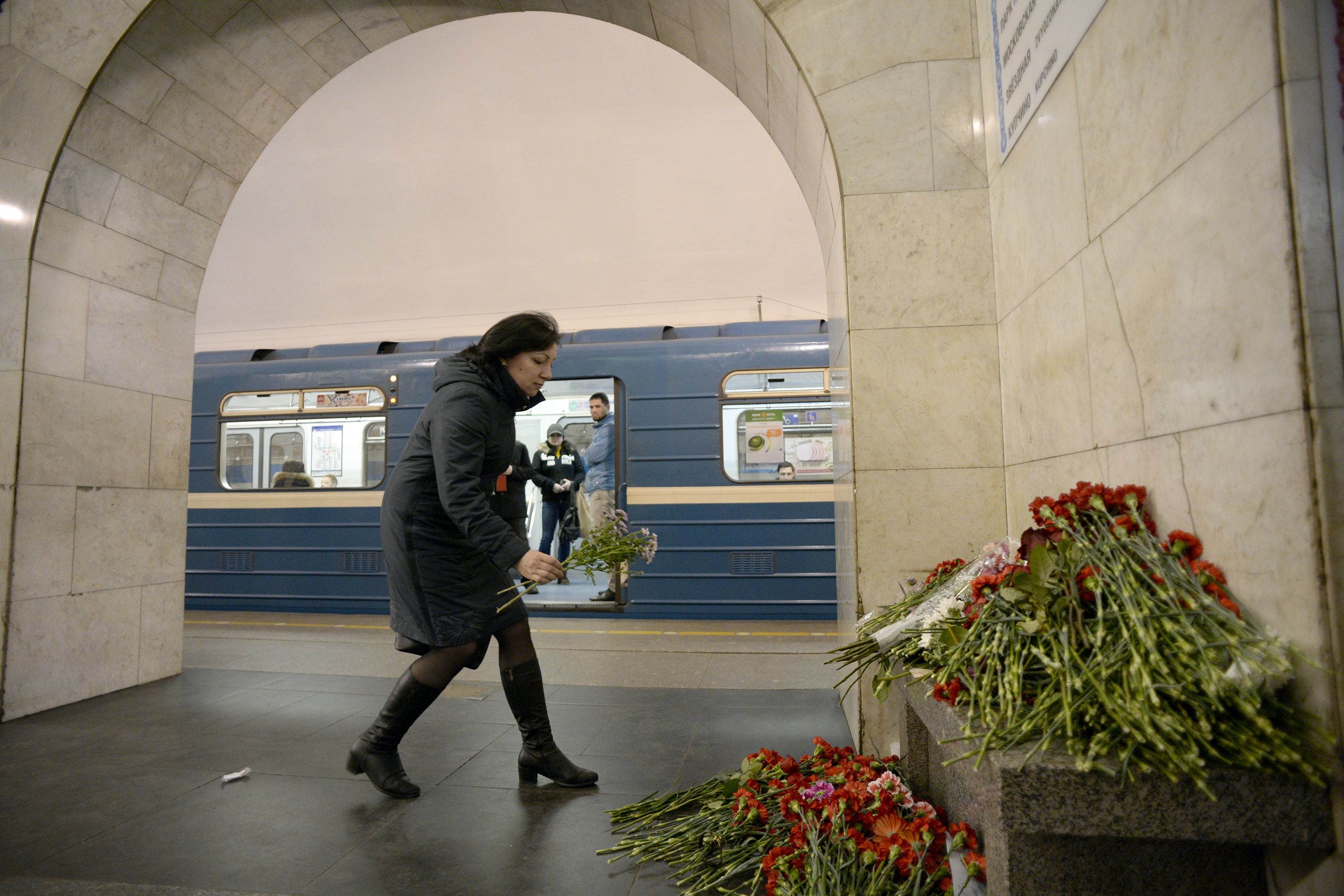 Человек в синем свитере во время теракта. Теракт в метро Санкт-Петербурга. Санкт Петербург 2017 метро. Теракт 2017 метро Петербург.