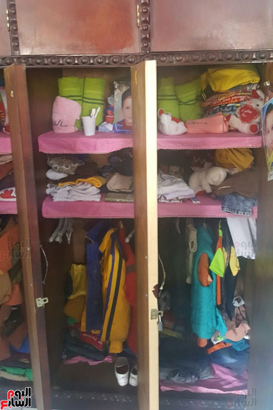 متعلقات وملابس بعض أطفال الدور وحالة من النظافة بها