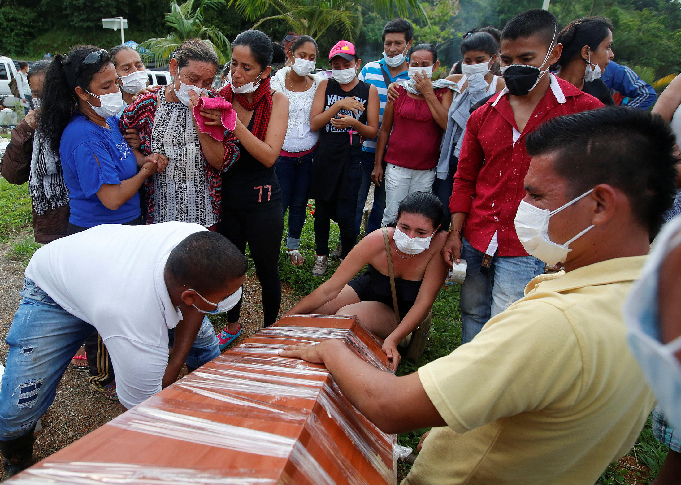 كولومبيا تسمح بدفن عشرات الجثث ضحايا الفيضانات وانهيارات أرضية