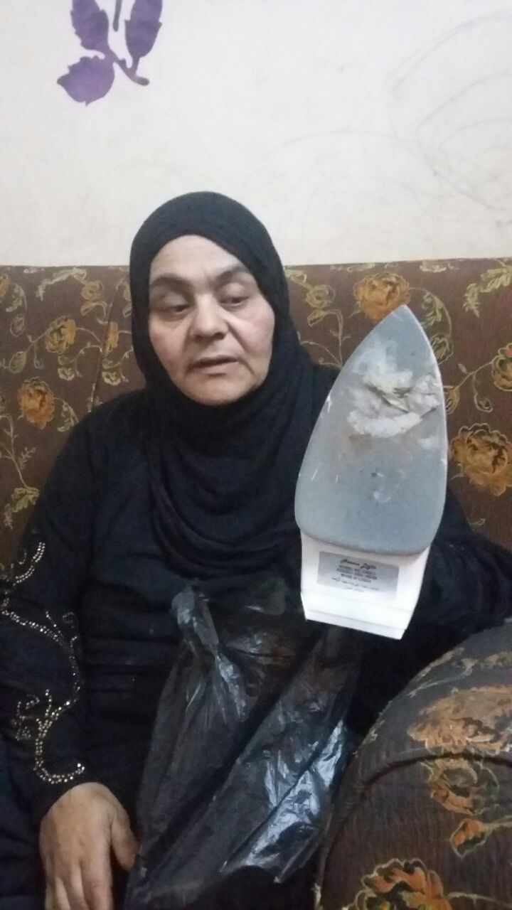 المكواه التى يتستحدمها زوجة الأب لتعذيب الطفلة