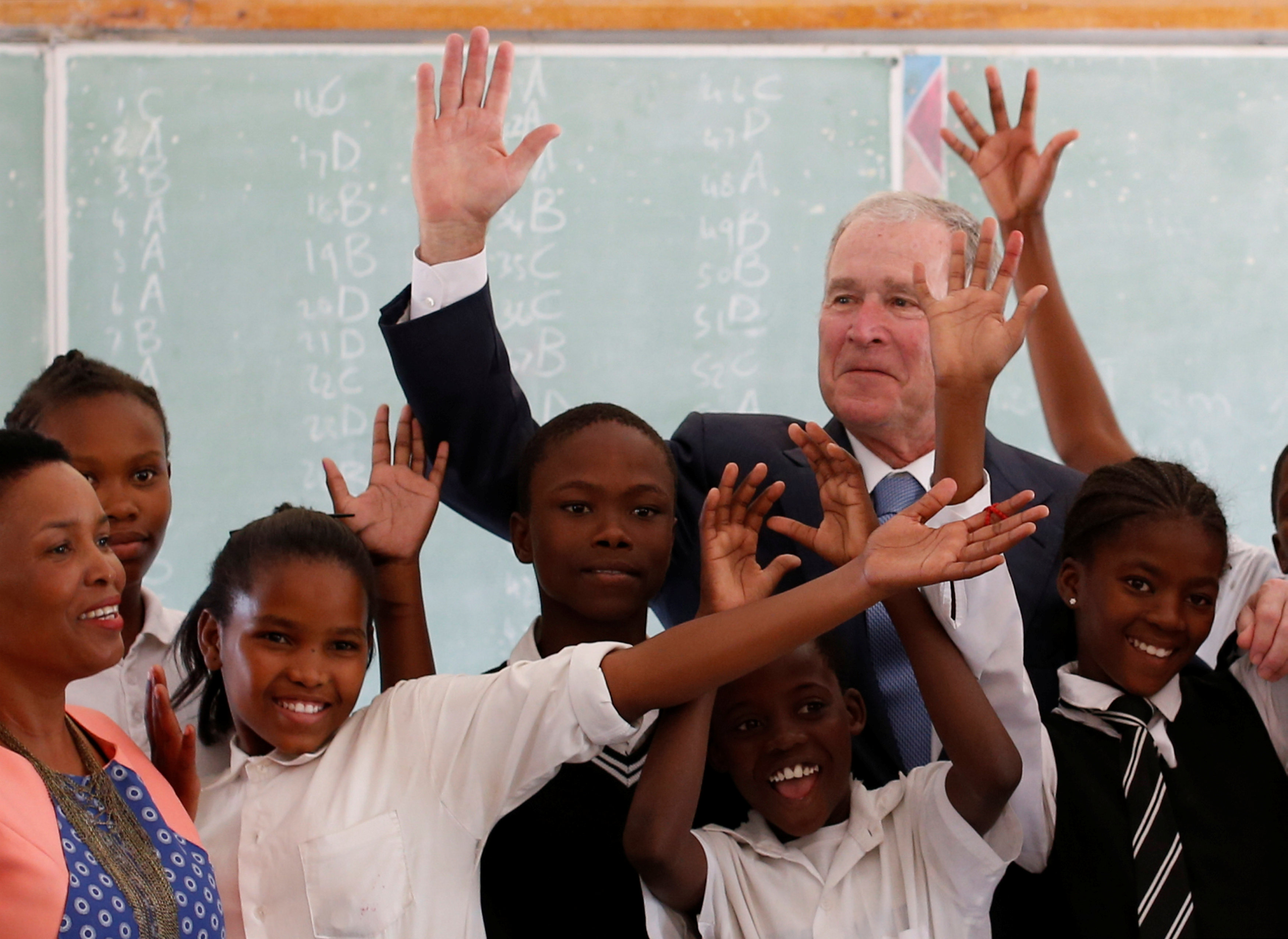 جورج بوش يرفع يده مع الأطفال