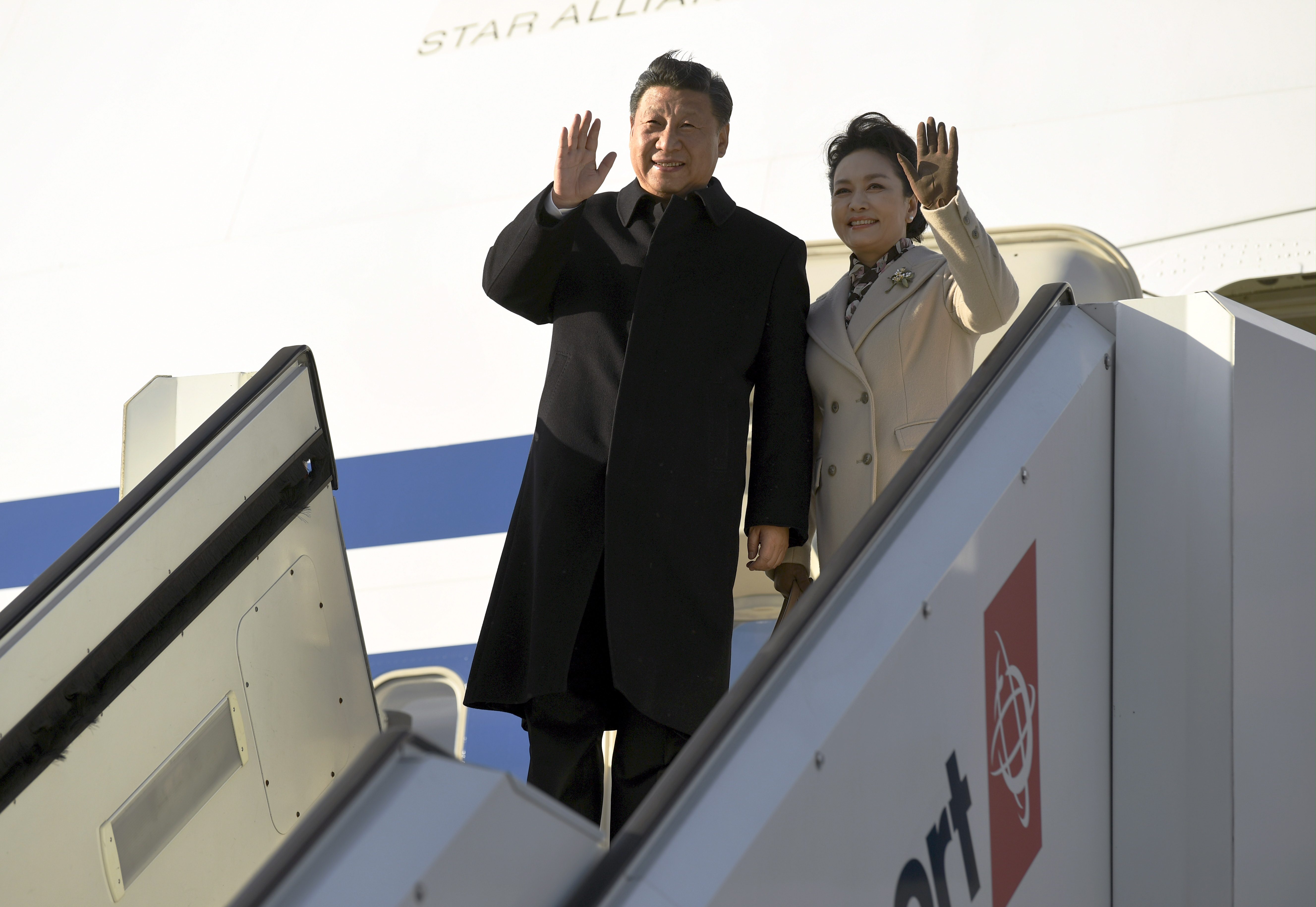2ـ الرئيس الصينى وزوجته بنج ليوان يصلان مطار هلسنكى