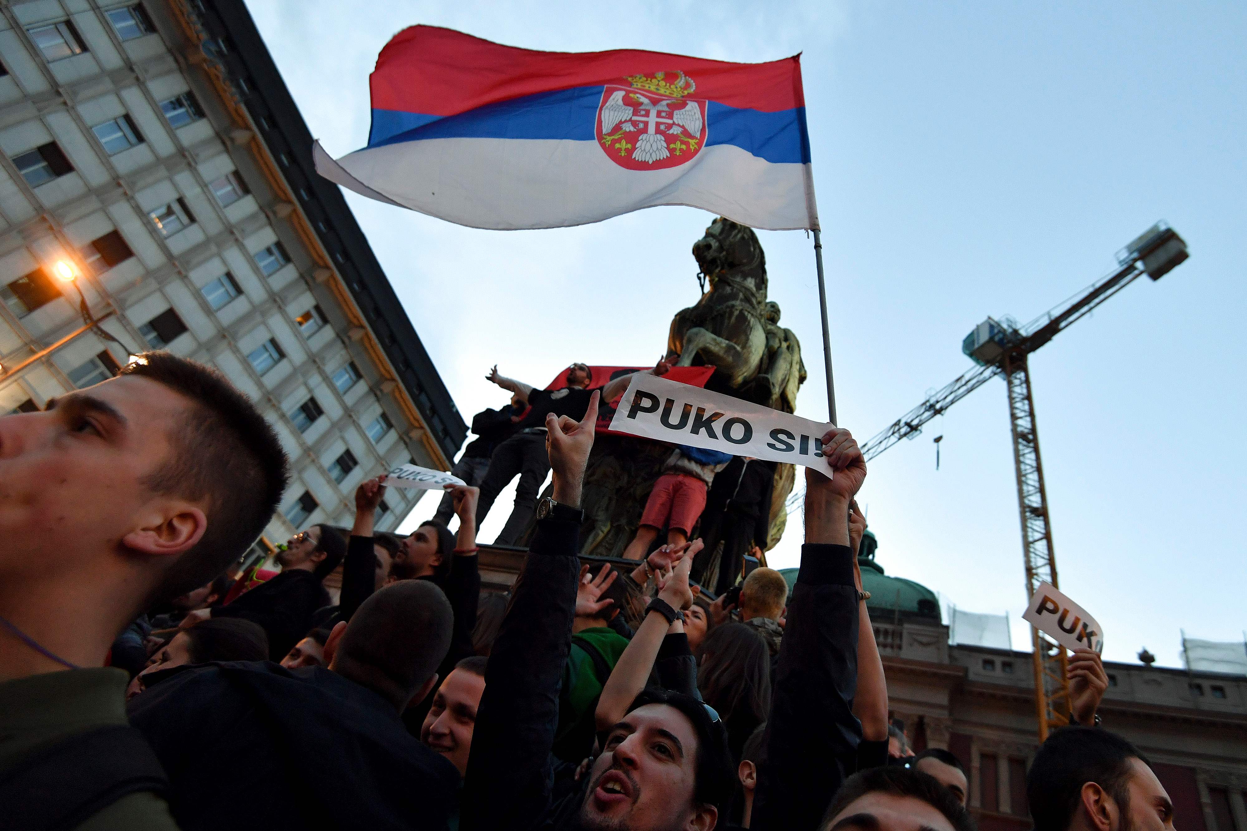 5ـ المتظاهرون يلوحون بالعلم الصربى