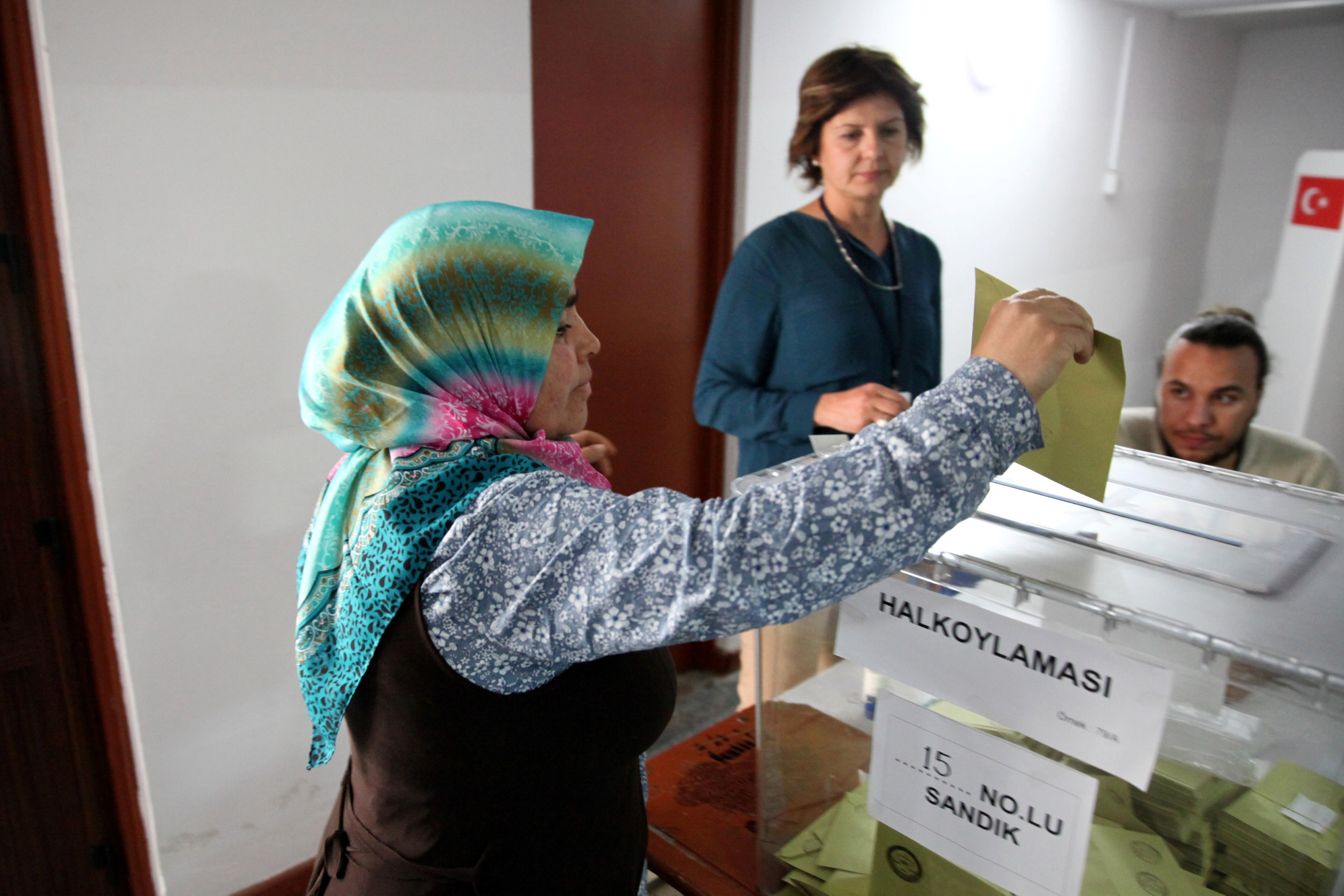 مواطنة تركية تشارك فى عملية التصويت