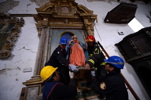 فريق الانقاذ بداخل كنيسة سان فرانشيسكو دى فيسو  (5)
