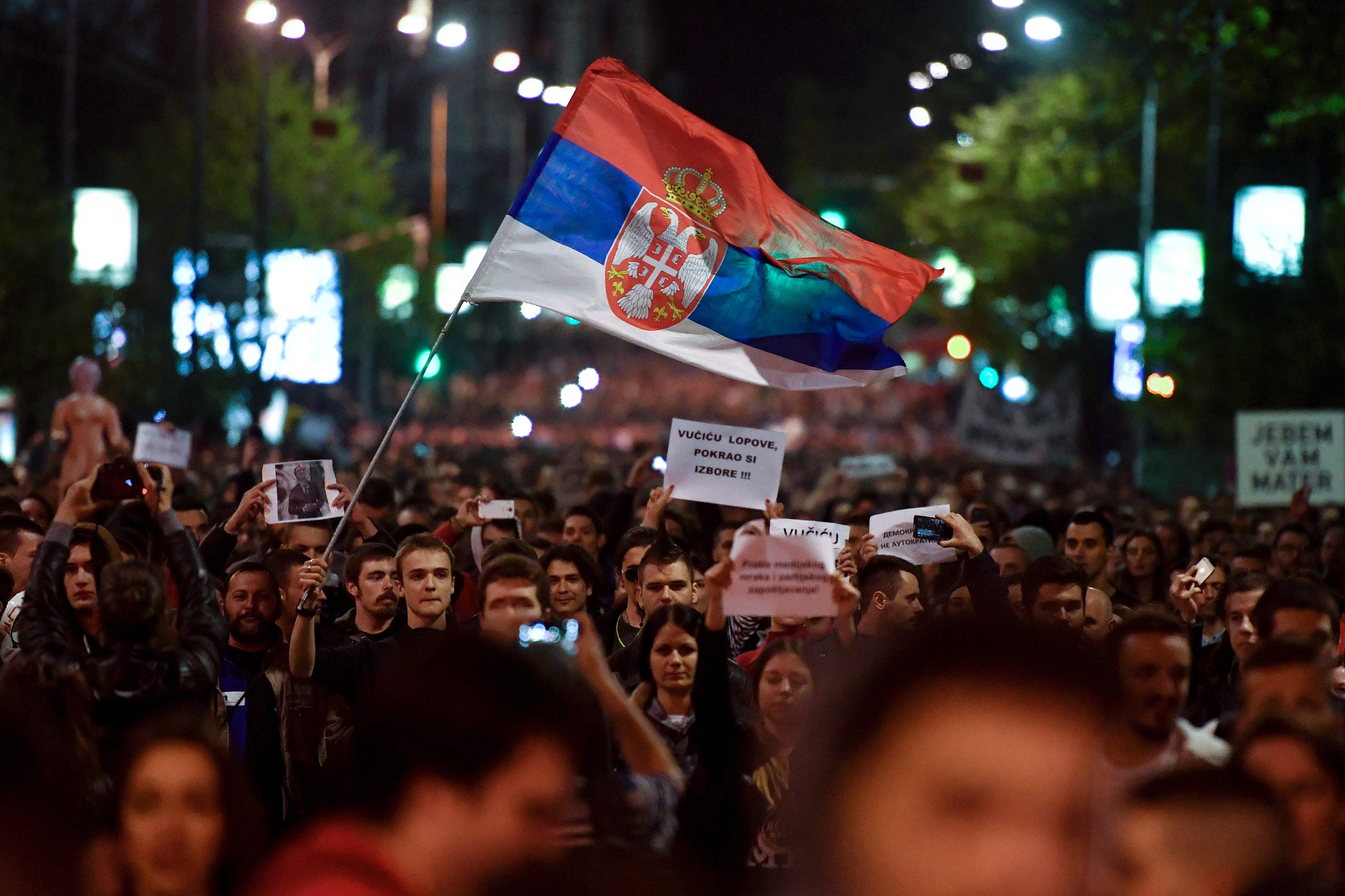 4ـ المتظاهرون يحملون أعلام ورايات صربية