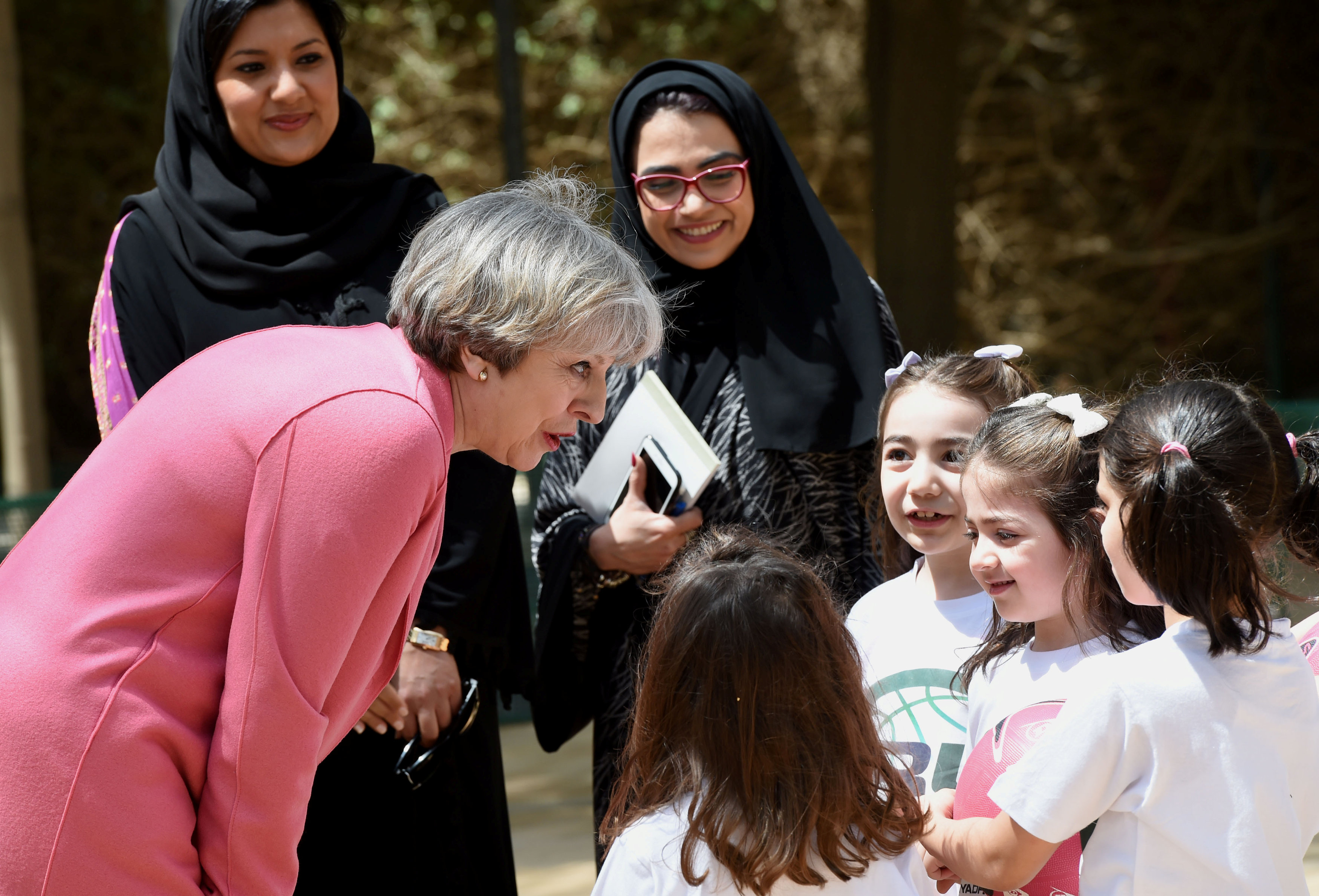 رئيسة وزراء بريطانيا تتحدث إلى الفتيات السعوديات
