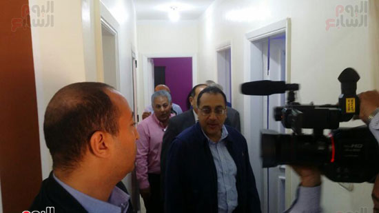 مصطفى مدبولى يتفقد الوحدات السكنية