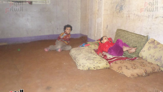 الطفلة هاجر وشقيقها فى الشقة بدون اثاث