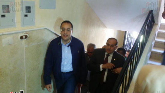 وزير الإسكان يصعد سلم إحدى الوحدات