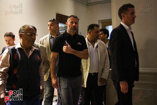 11 نجم مان يونايتد خلال تحركه داخل المتحف