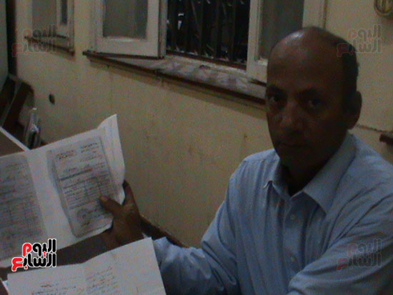 المواطن هانى رشيد يعرض مستندات الحجز للوحدات