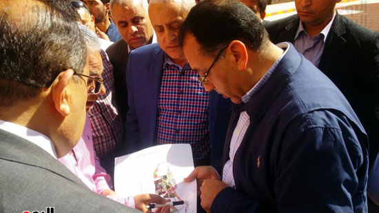 وزير الإسكان يتابع خرائط مشروع الإسكان الاجتماعى