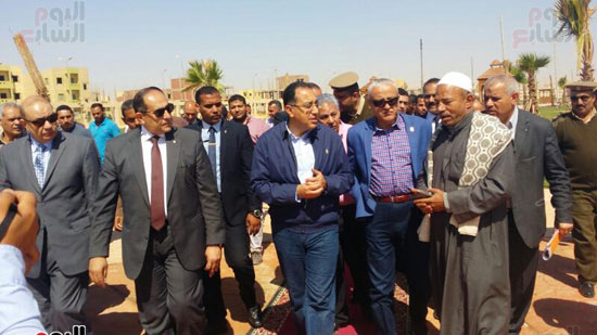 وزير الإسكان خلال الجولة