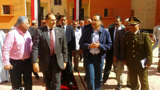 محافظ سوهاج يرافق وزير الإسكان خلال تفقد الوحدات