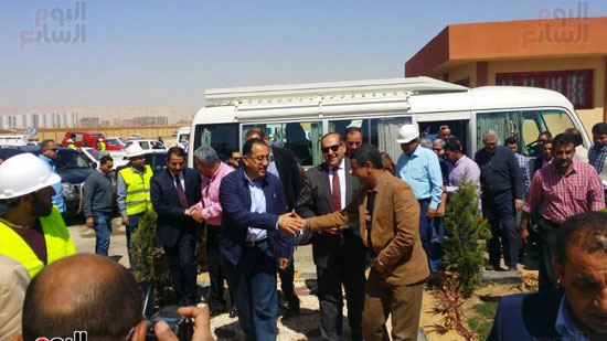 وزير الإسكان يصافح أحد الأهالى