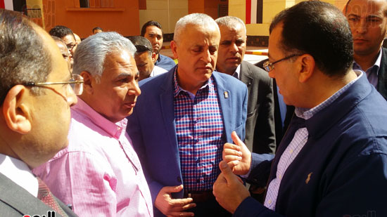 مصطفى مدبولى يستمع لشرح من المسئولين