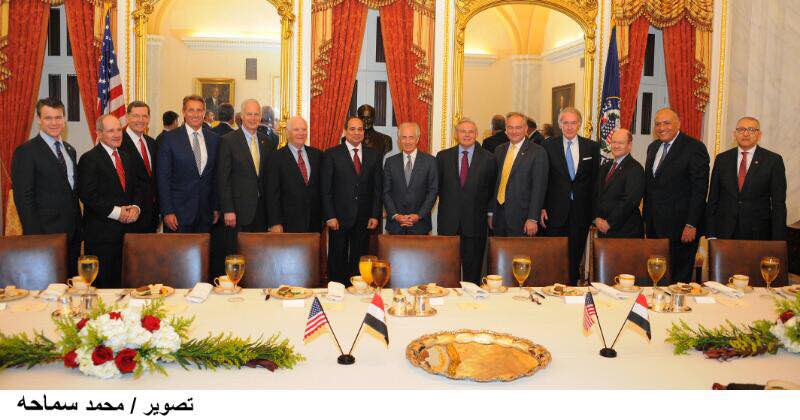 الرئيس مع أعضاء لجنة الشؤون الخارجية بمجلس الشيوخ