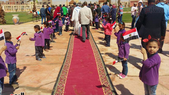 الأطفال يستقبلون وزير الإسكان بعلم مصر