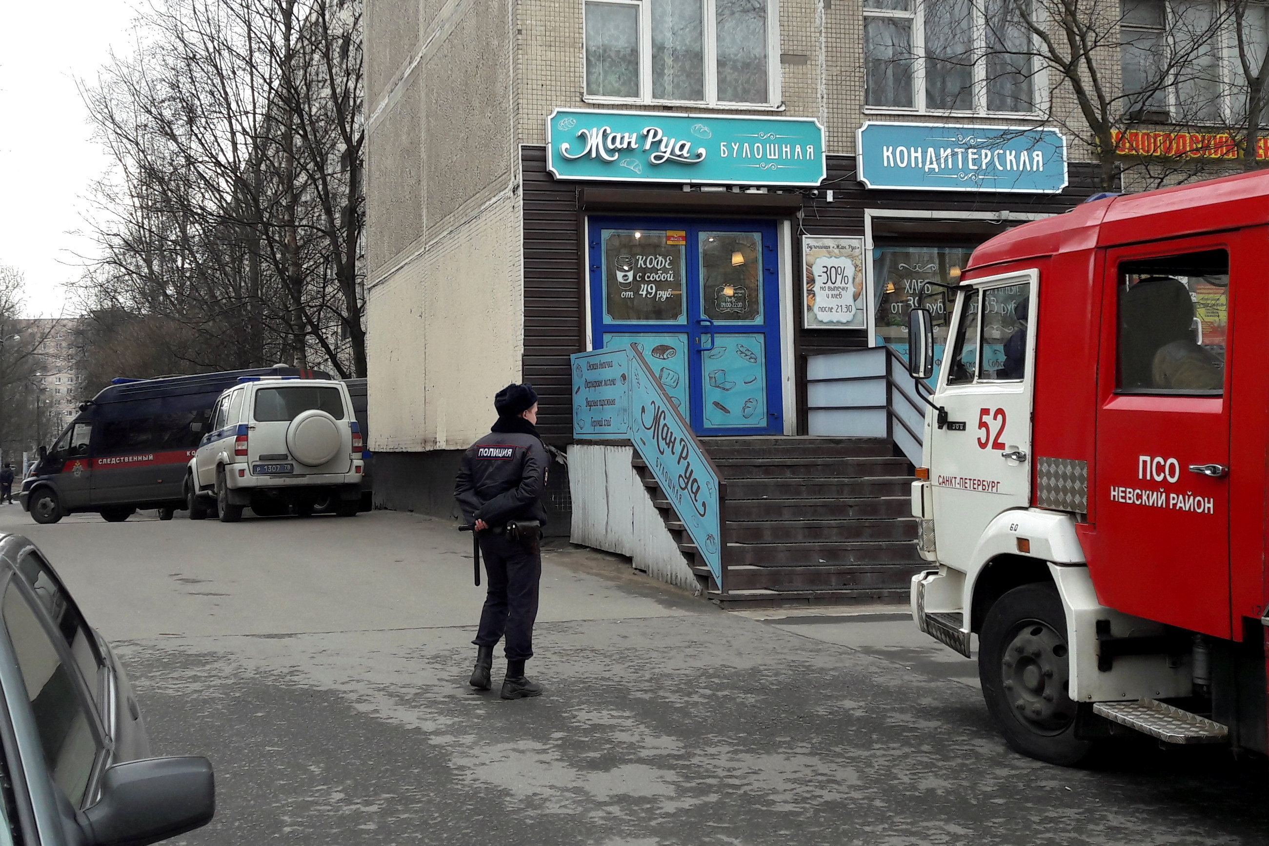 ضابط شرطة روسى يؤمن منطقة سكنية