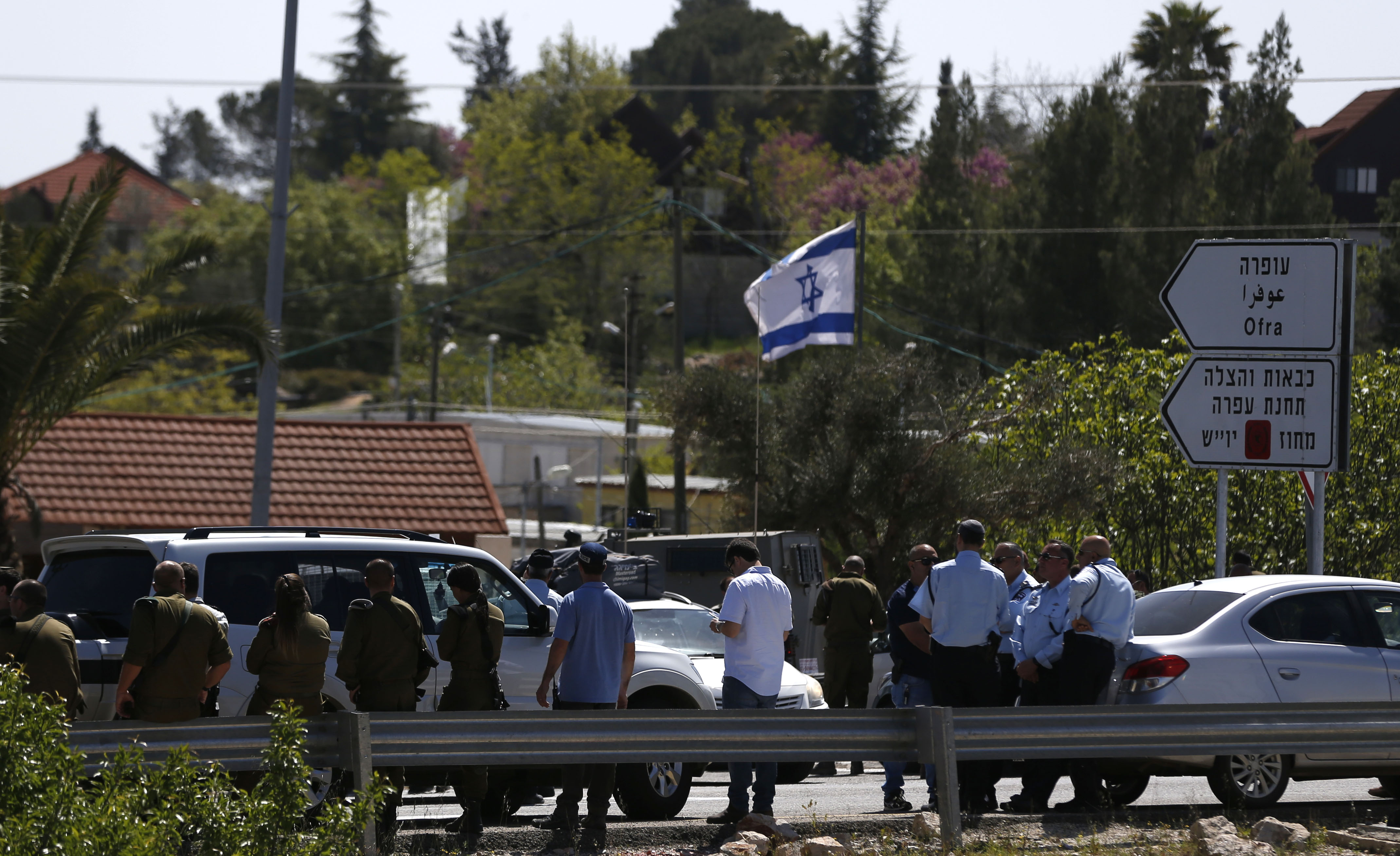 تجمع قوات الأمن الإسرائيلية في موقع سيارة