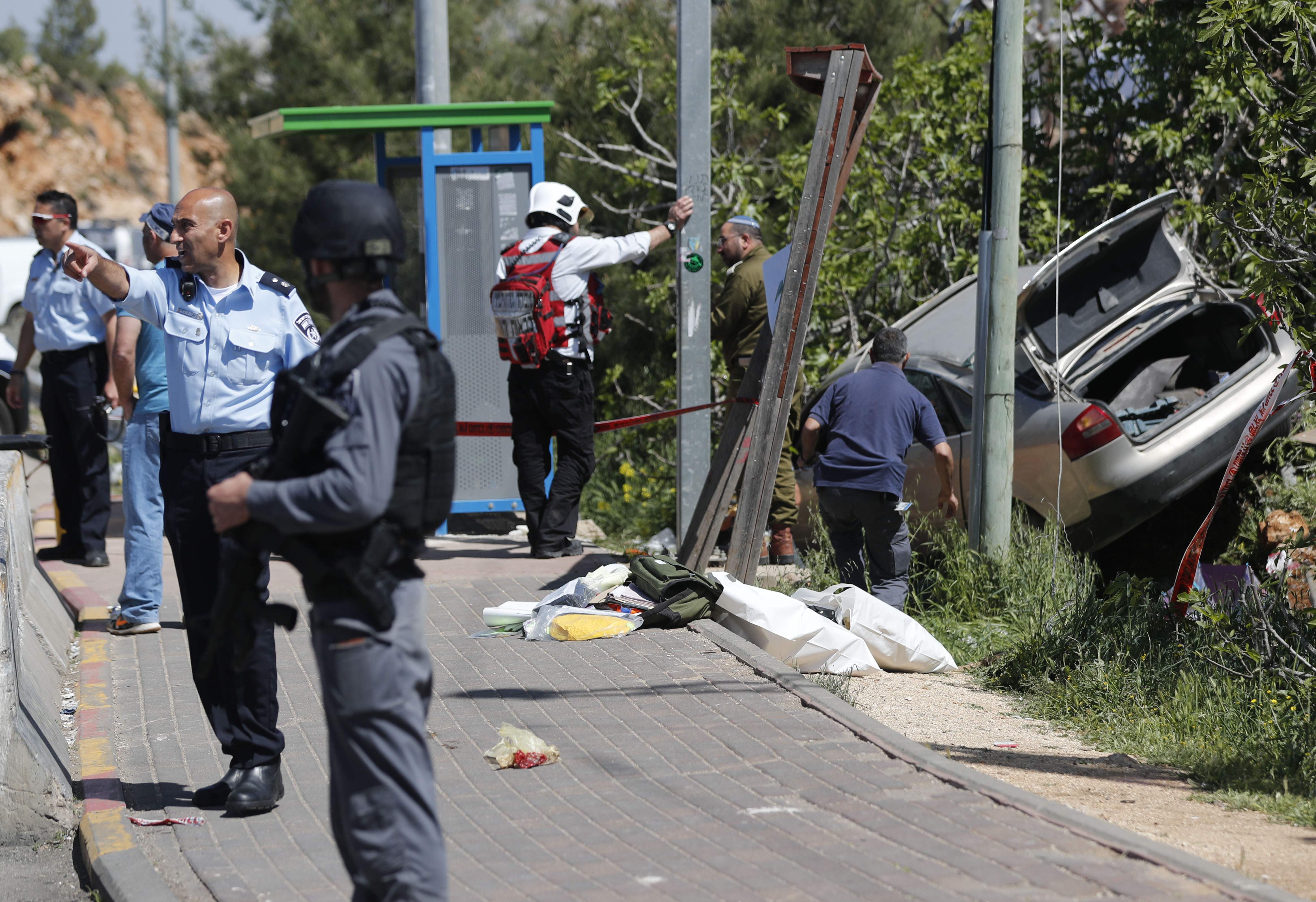 الشرطة الإسرائيلية بموقع الانفجار