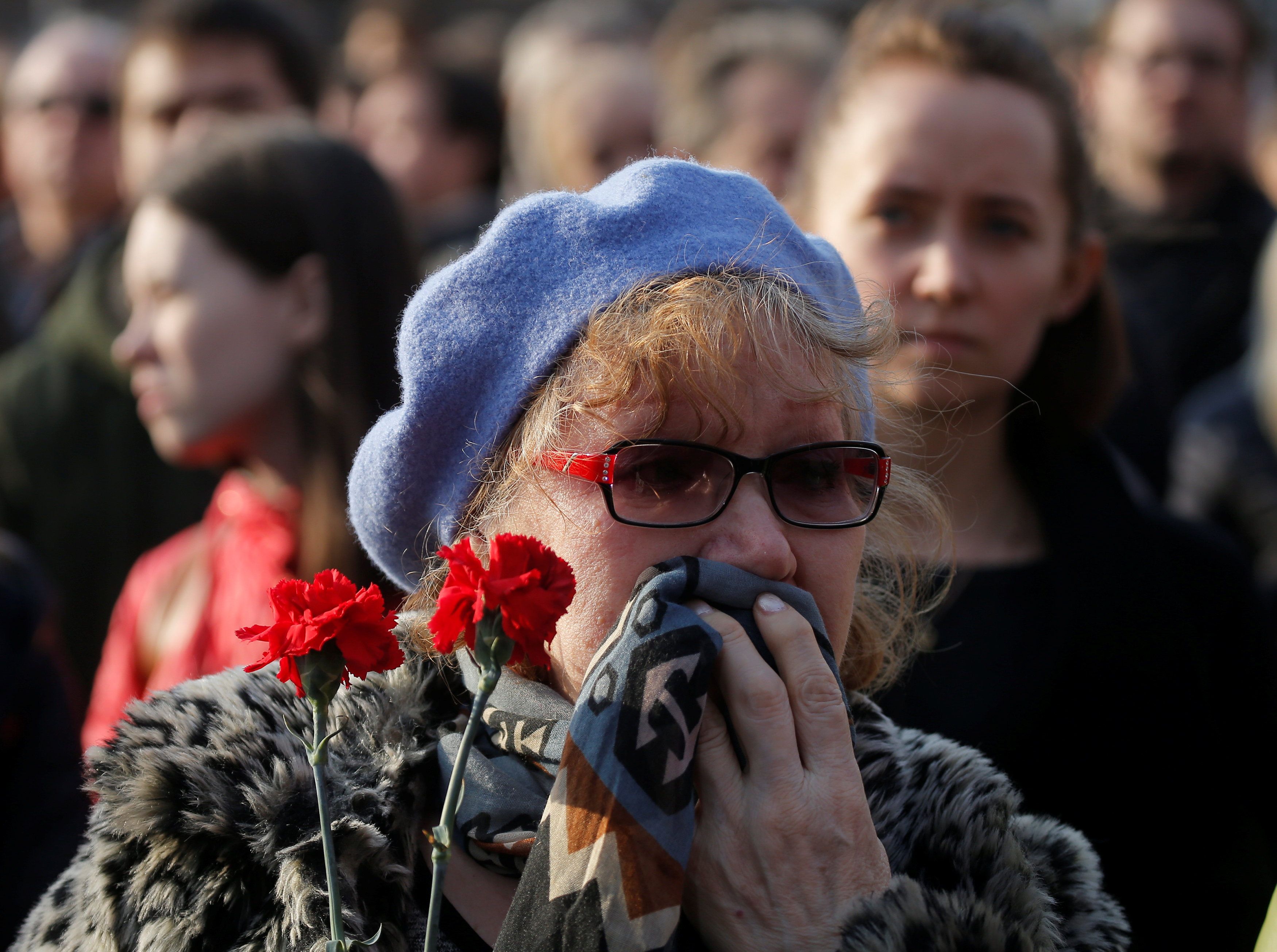 امرأة روسية تتفاعل خلال النصب التذكارى