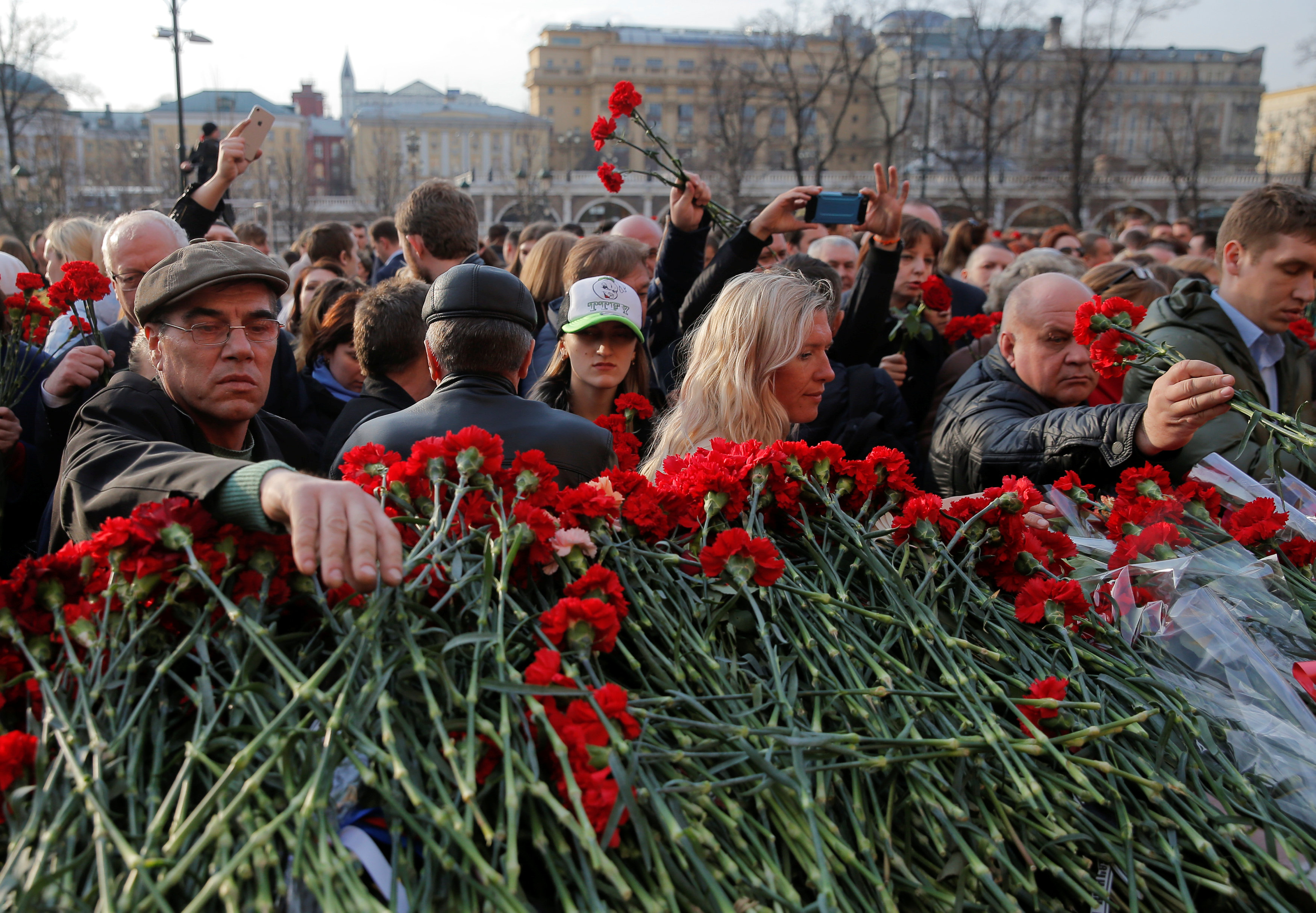 المواطنين الروس يضعون الورود على النصب التذكارى لضحايا انفجار مترو بطرسبرج