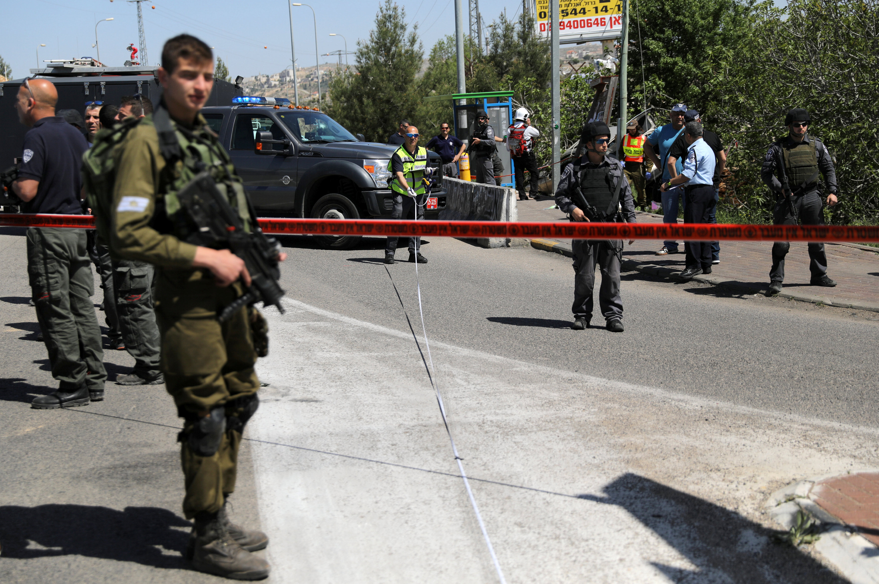 القوات الإسرائيلية تحاصر موقع الانفجار