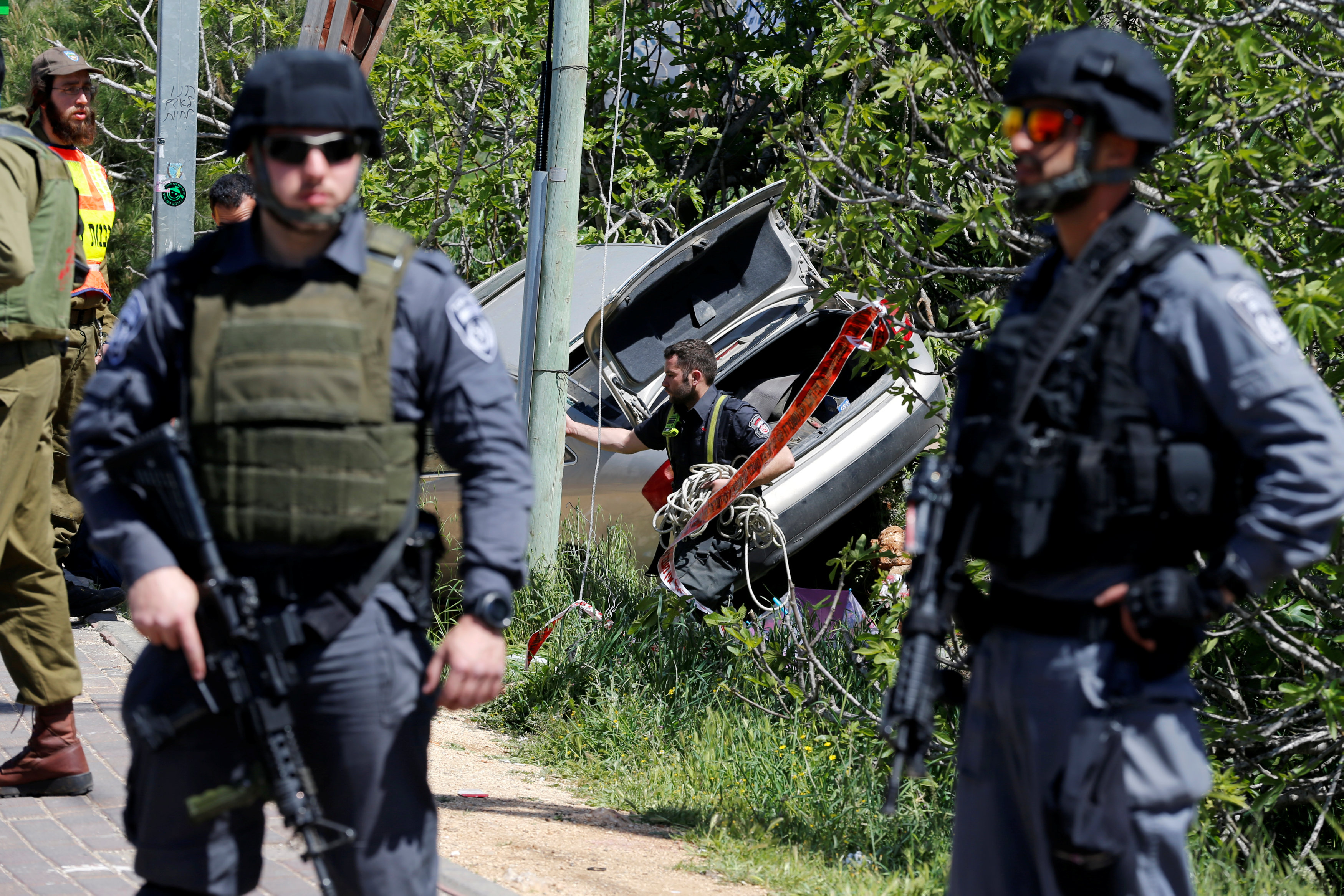 رجال شرطة إسرائيليون في موقع الحادث