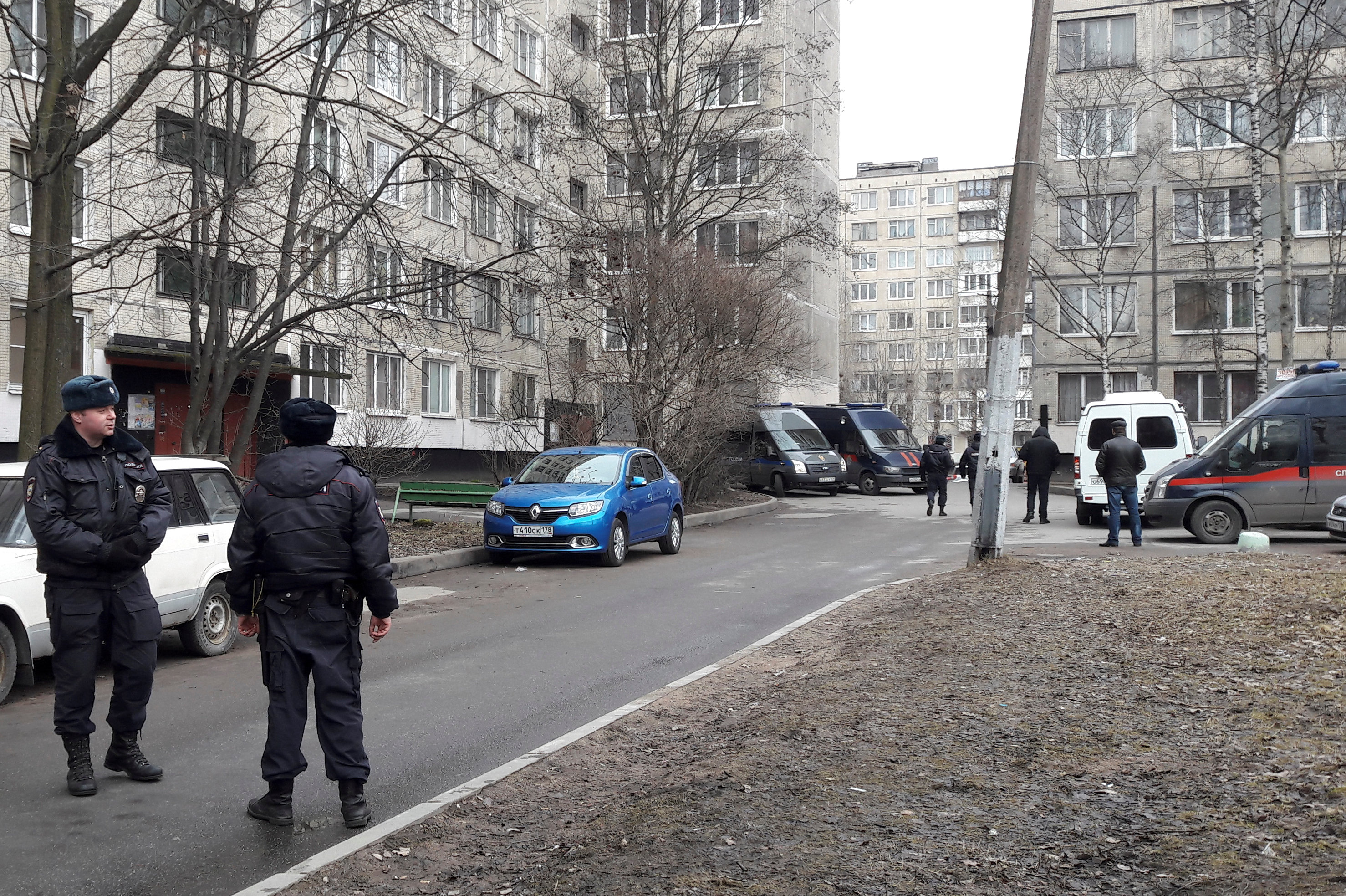 تأمين ضباط الشرطة الروسية منطقة سكنية في سانت بطرسبرج