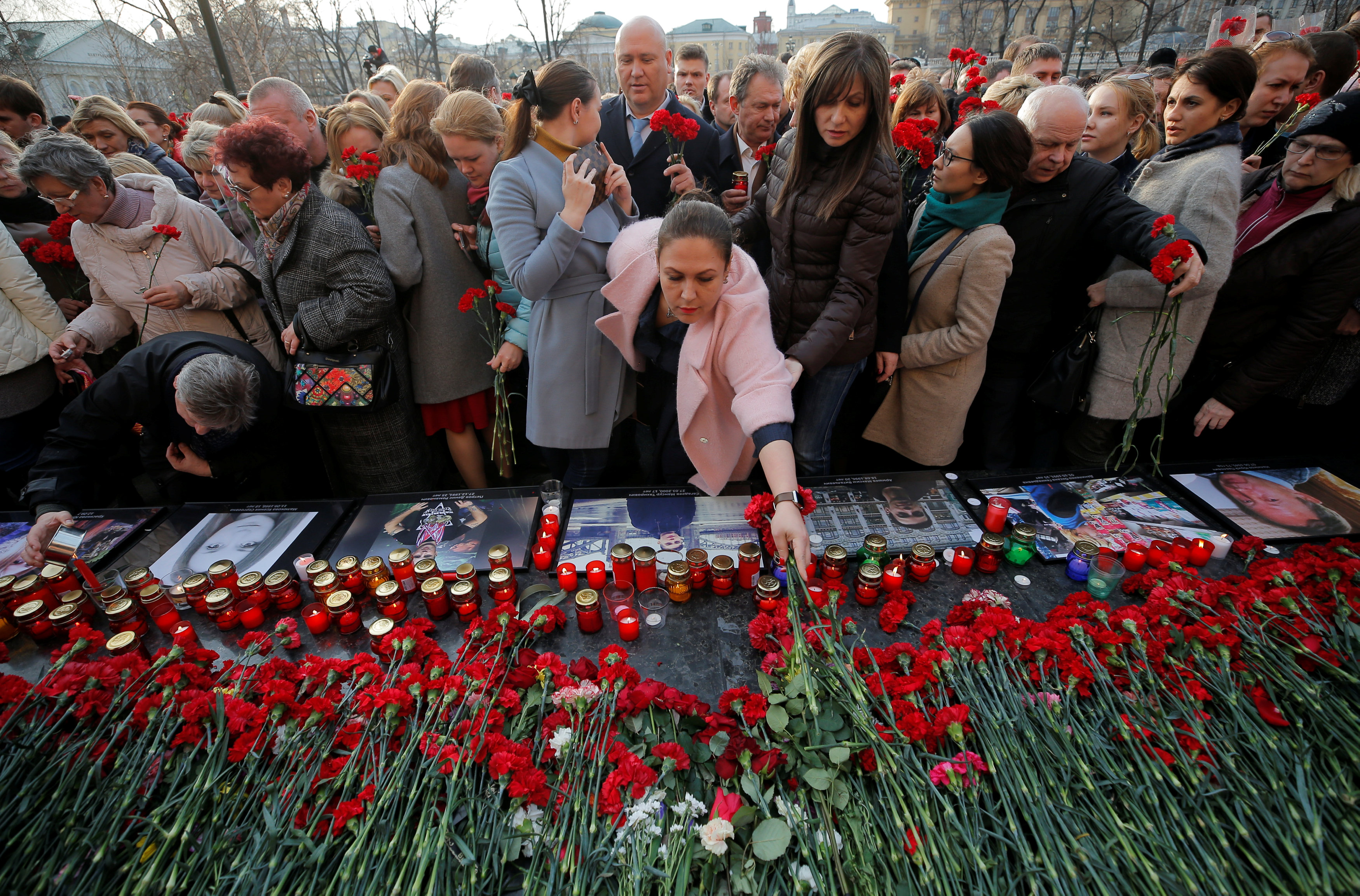 المواطنون يحضرون نصب تذكارى لإشادة ضحايا انفجار مترو سان بطرسبرج