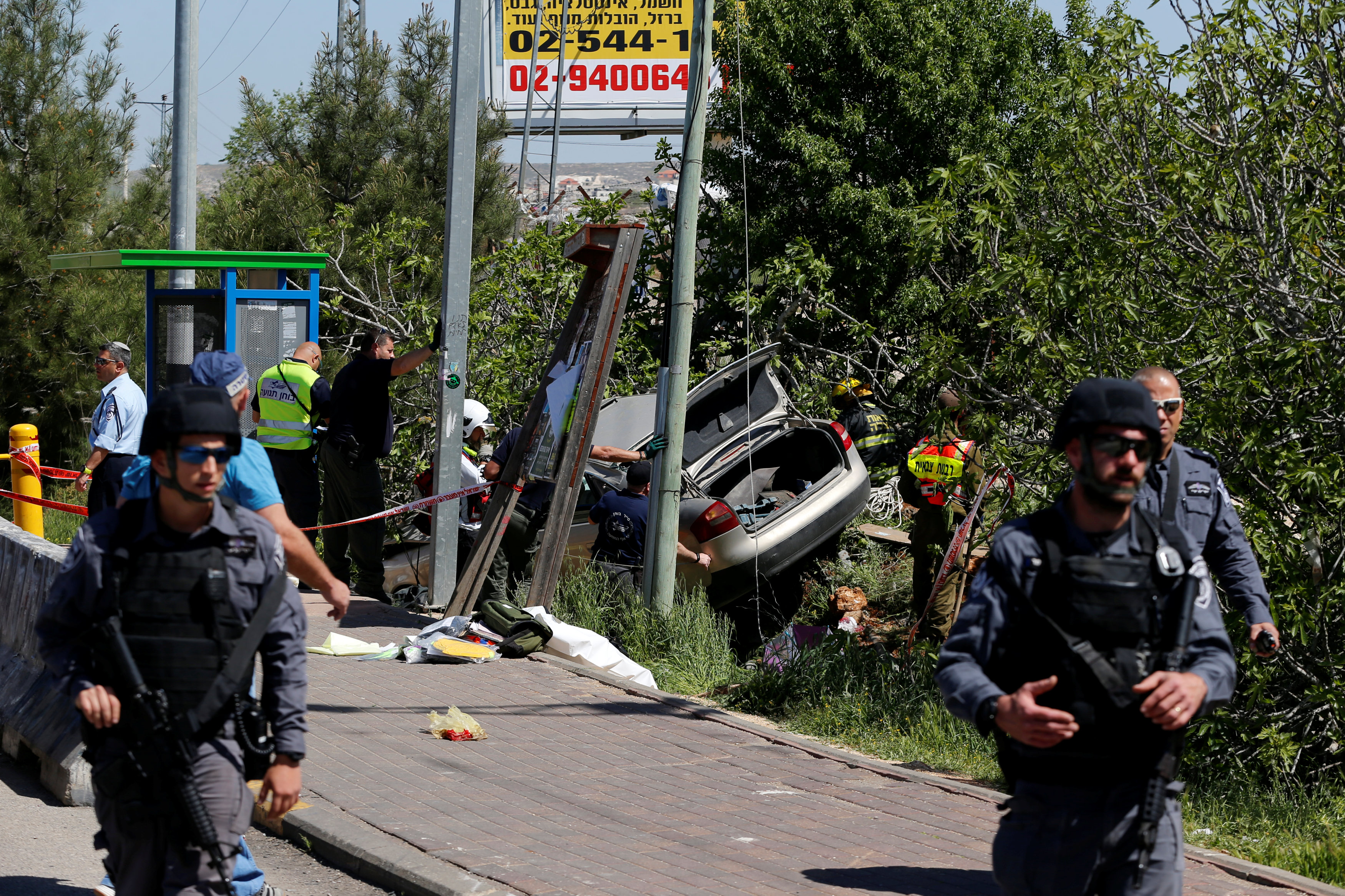 رجال الأمن الإسرائيليون بموقع انفجار السيارة