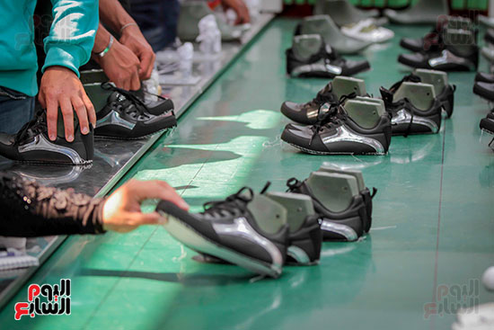 المراحل النهائية لصناعة الحذاء