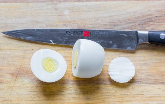 اقطعى طبقة رقيقة من البيضة