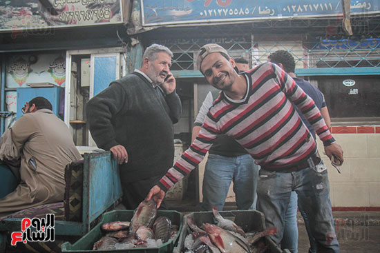 أحد البائعين فى سوق السمك