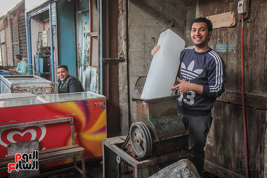 تقطيع الثلج لاستخدامه فى السمك