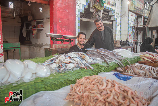 البائعين داخل سوق السمك