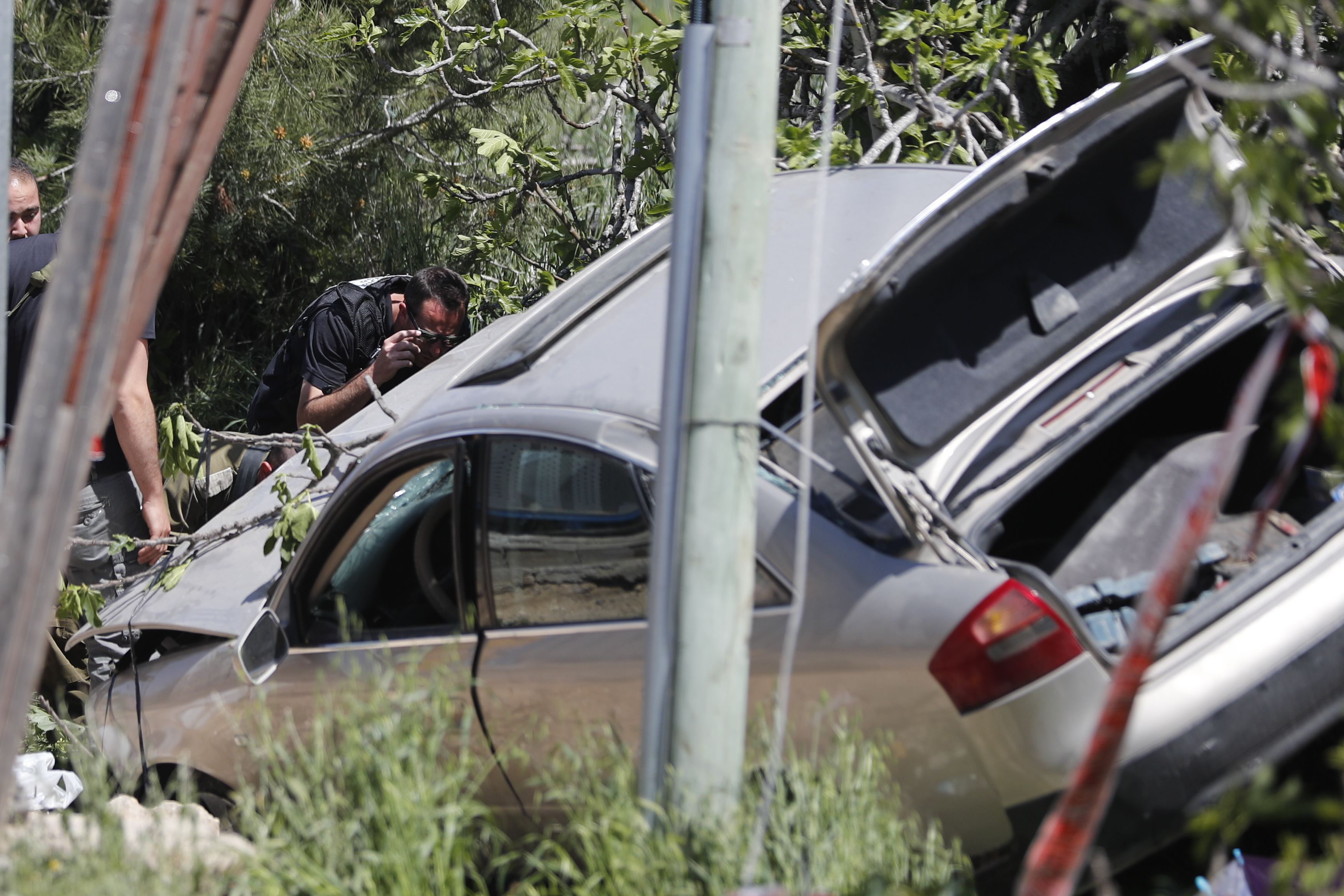 قوات الأمن الإسرائيلية تفتش موقع سيارة الانفجار