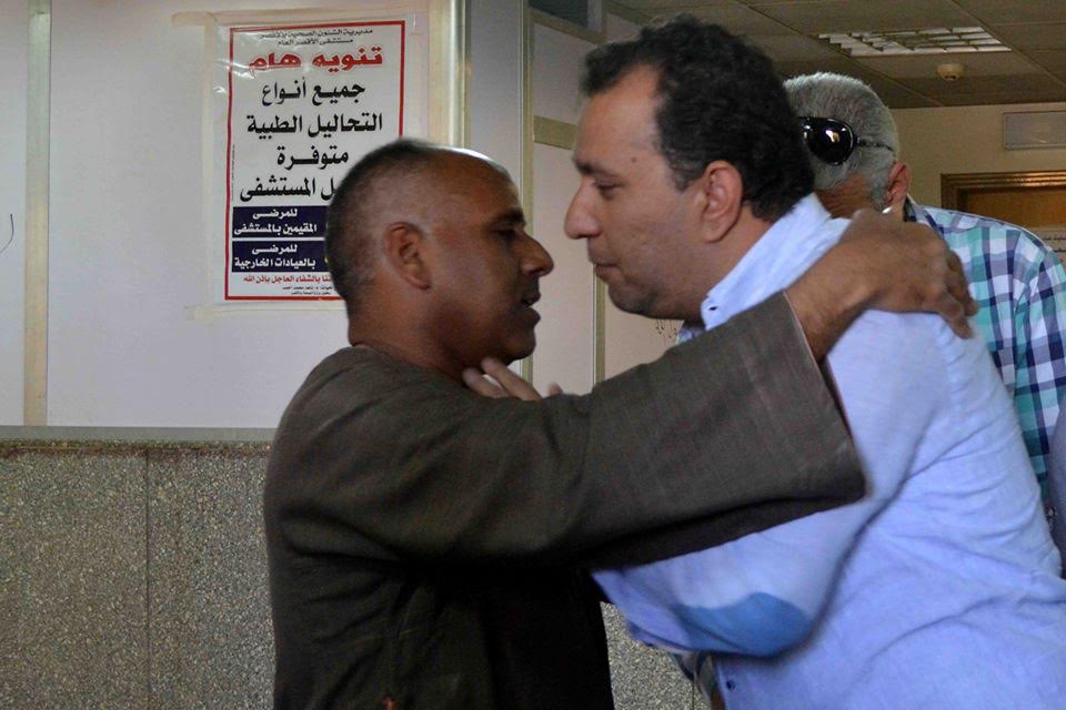    محافظ الاقصر يقبل رأس مواطن صدمته سيارة الحملة الميكانيكية