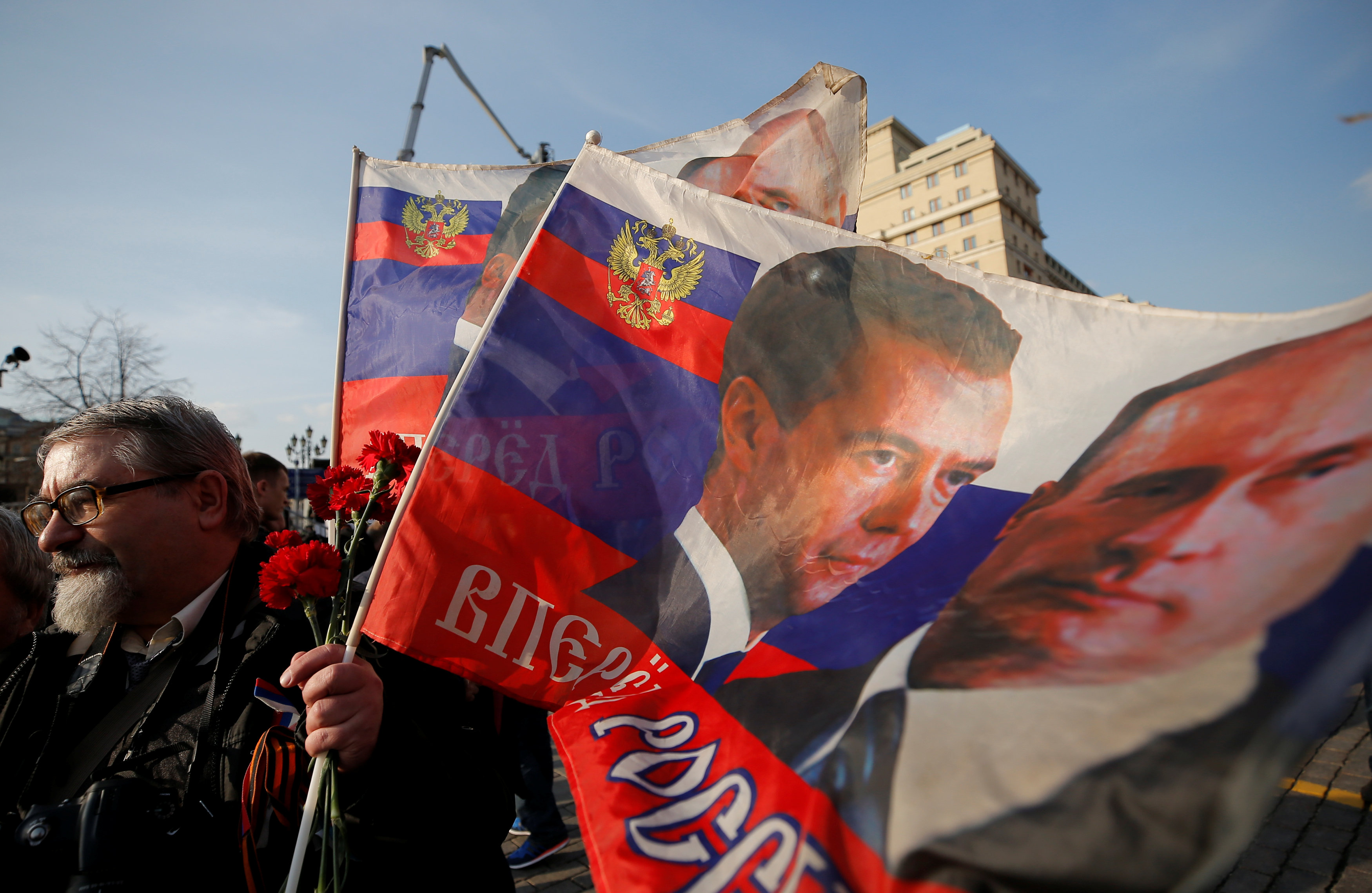 مواطنون يحملون صورا للرئيس الروسى بوتين