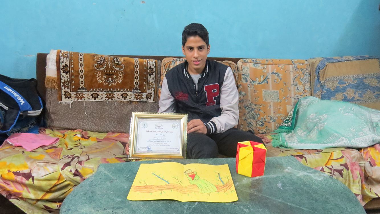 وحيد سامى مع شهادة التقدير وأحد أعماله