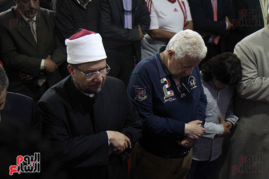خالد الجندى يؤم أعضاء الزمالك فى صلاة المغرب بافتتاح المسجد (6)