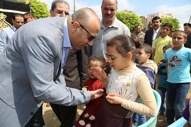 محافظ المنوفية يلقى السلام على طفلة بحفل يوم اليتيم