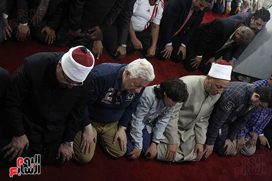 خالد الجندى يؤم أعضاء الزمالك فى صلاة المغرب بافتتاح المسجد (11)